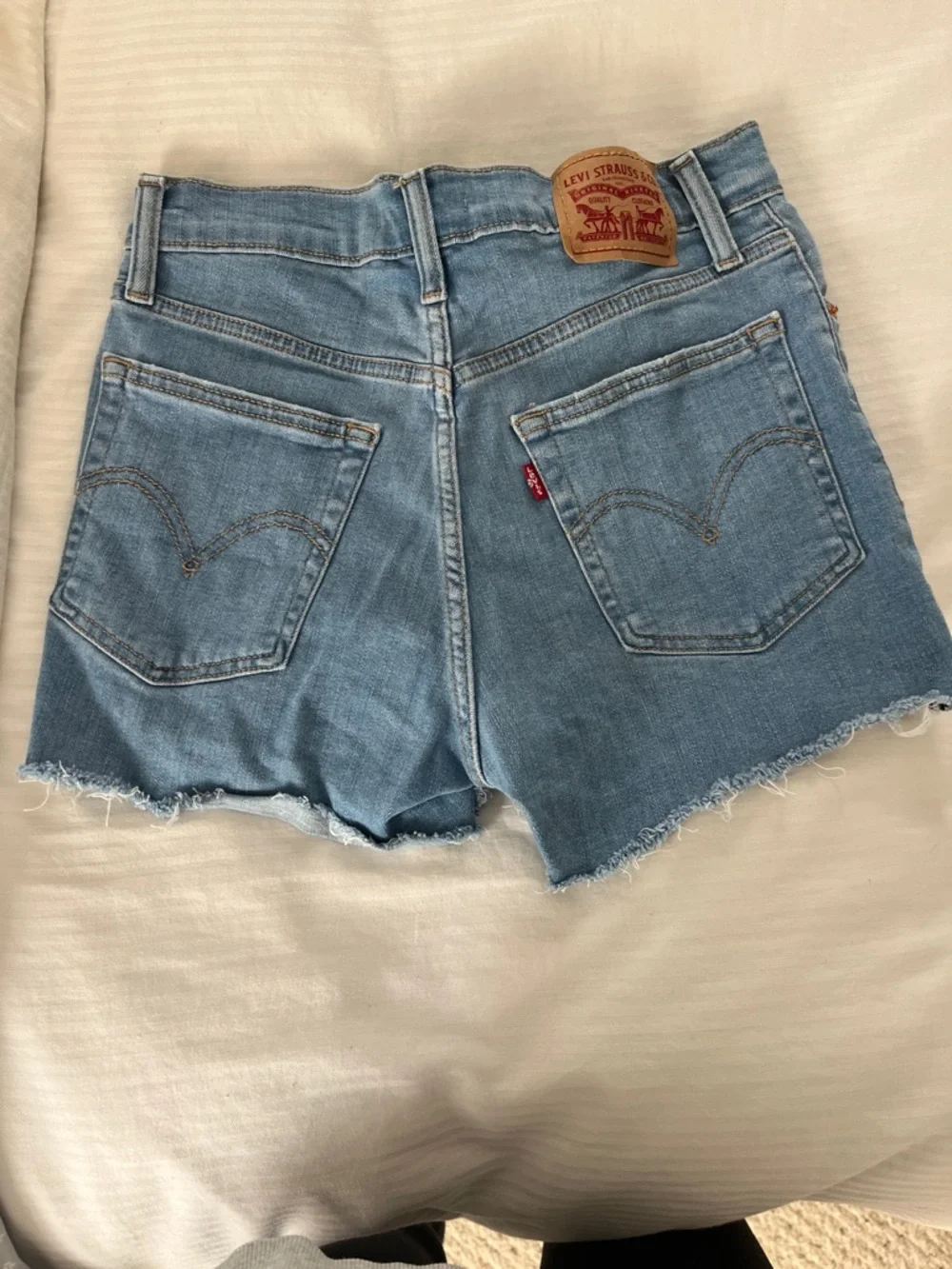 Women’s Levi’s shorts - Picture 4 of 4